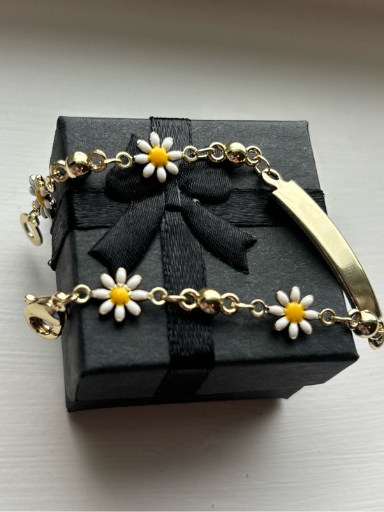 Pretty Bird Jewelry Jewelry - Gold Plated Daisy Nameplate Bracelet Floral Chain ID Petite Bracelet Cute Trendy